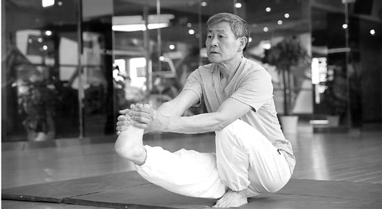 拉風(fēng)老先生63歲入門(mén)瑜伽 70歲成高