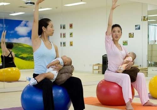看孕婦如何運(yùn)用瑜伽球來(lái)緩解腰背疼痛？
