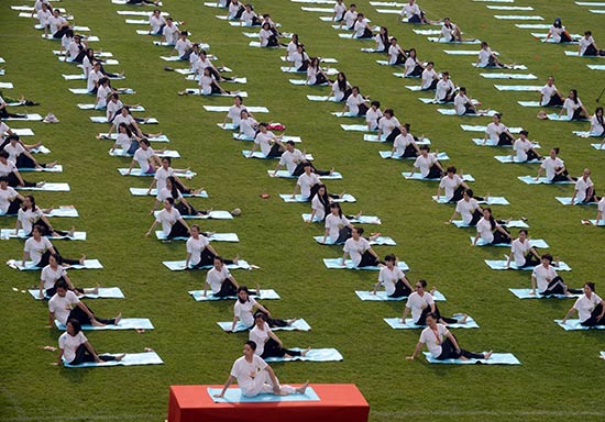 喜迎第一個國際瑜伽日 500人齊聚