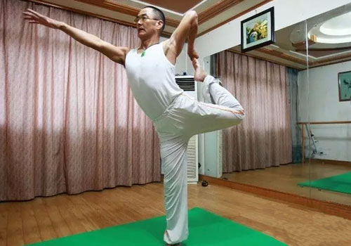 陪妻子練習(xí)，59歲的他竟成了瑜伽