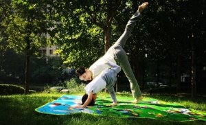 李小璐與女兒甜馨做瑜伽 網(wǎng)友：長(zhǎng)腿