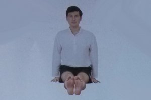 印度瑜伽男士性能量提升瑜伽—坐立前屈扭轉(zhuǎn)