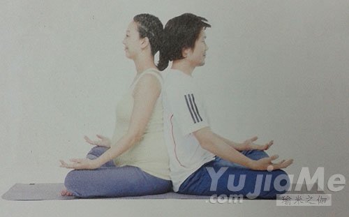 背靠背手牽手，放松側(cè)腰肌肉1