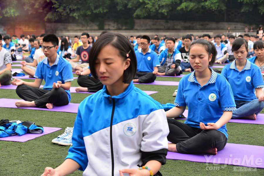 不喊口號 拒打雞血 重慶千余名高三學生集體練瑜伽迎高考3