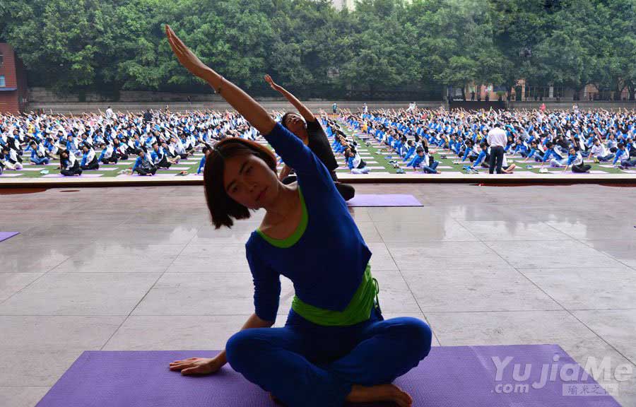 不喊口號 拒打雞血 重慶千余名高三學生集體練瑜4