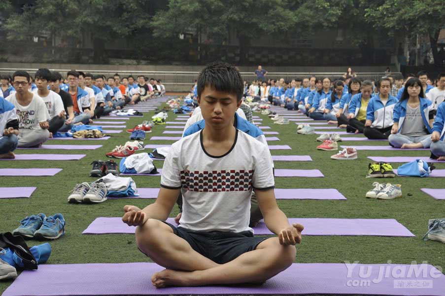 不喊口號 拒打雞血 重慶千余名高三學(xué)生集體練瑜5